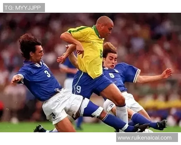 四位足球明星后卫的精彩表现与成就分析